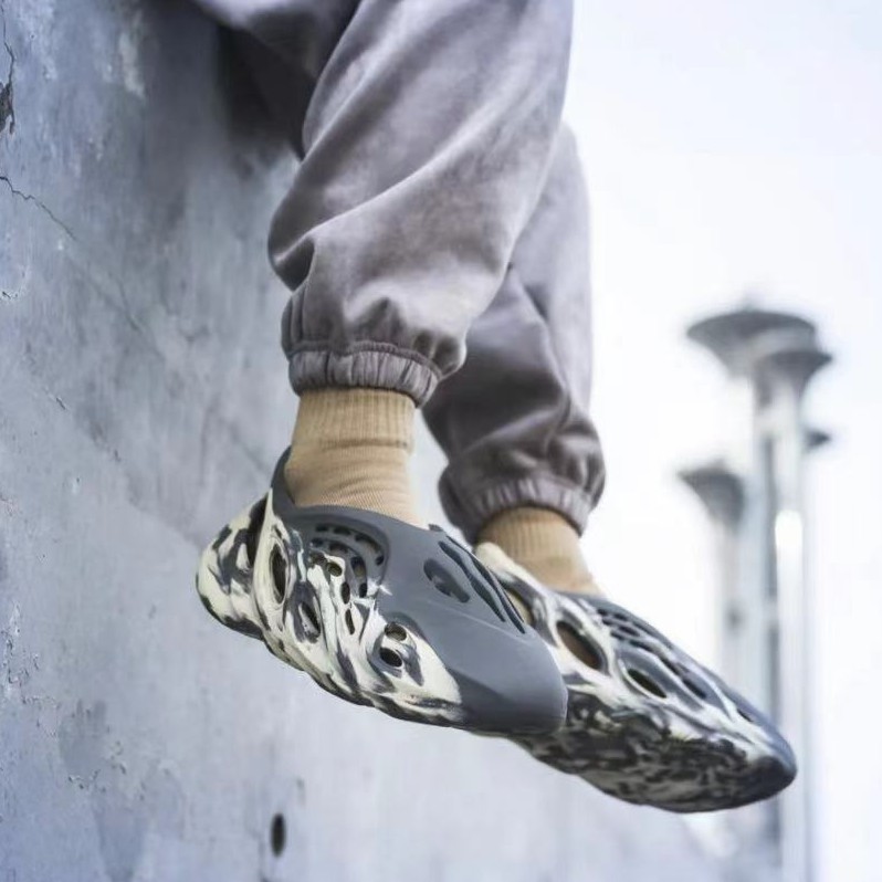 yeezy foam runner mxt moon grey on feet