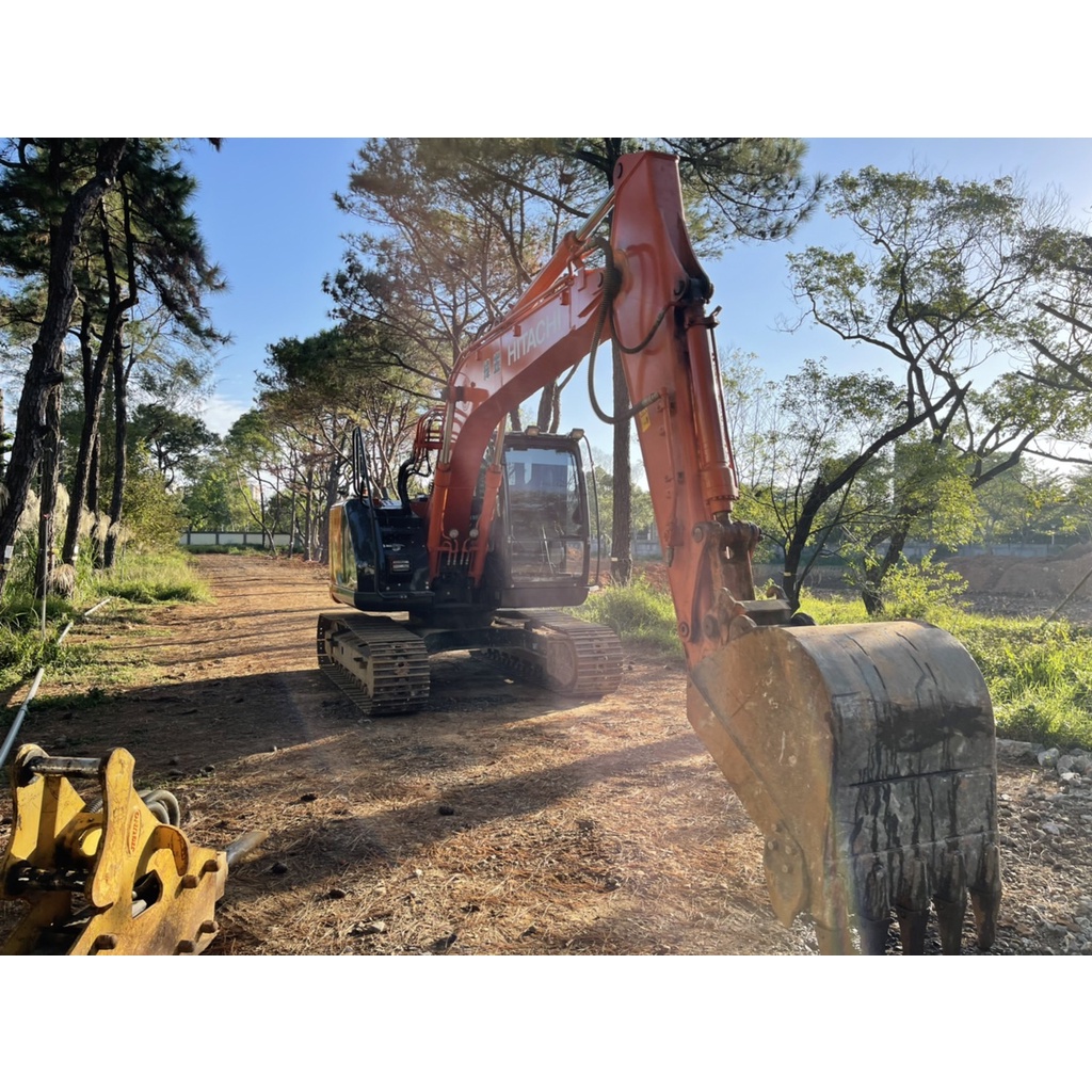 挖土機相關土木工程、道路柏油施工、整地、租工、板車運送等，歡迎估價洽詢!