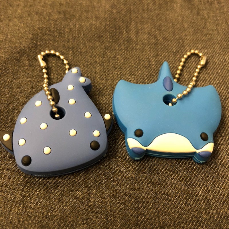 日本沖繩海遊館帶回OKINAWA CHURAUMI AQUARIUM可愛魟魚鯊魚橡膠鑰匙保護套 兩隻一起賣