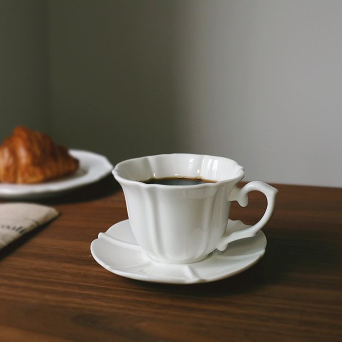 復古浮雕純白咖啡杯 茶杯 奶茶杯 陶瓷咖啡杯 陶瓷餐具 復古咖啡杯 紅茶杯 純白 白色【波仔家生活雜貨舖】