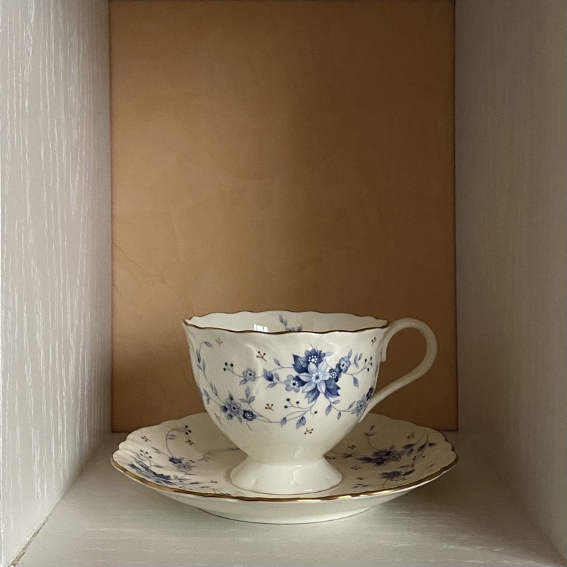 【現貨】日本 鳴海 NARUMI 藍色碎花花語款 花瓣系列 骨瓷 咖啡杯 紅茶杯（1杯1盤) 日本製