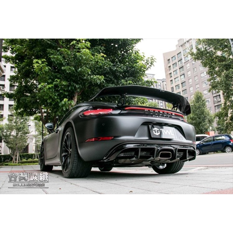 TWL台灣碳纖 Porsche 718 Cayman Boxster S GTS 烤漆黑 真空石墨輕量後下巴 後下擾流