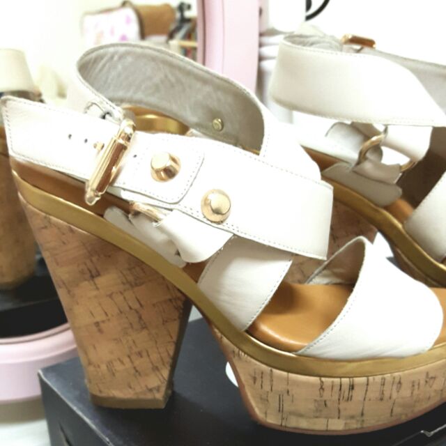 Daphne達芙妮真皮24號原價3280/米白粗跟厚底涼鞋超美
