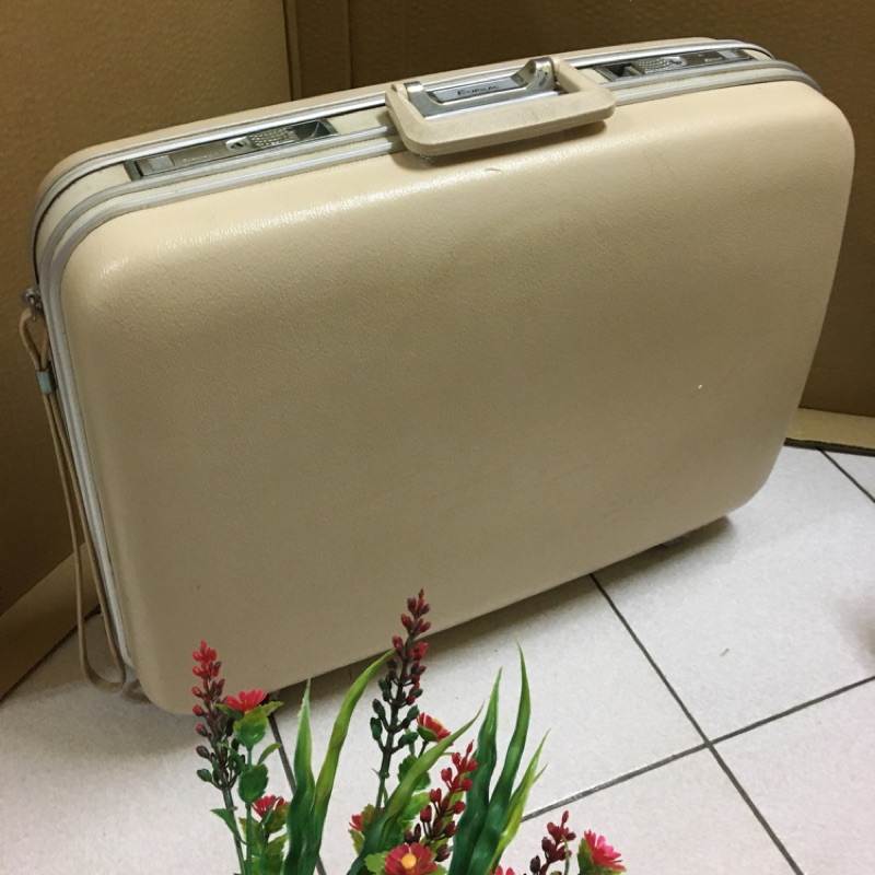 早期行李箱⋯(偏米白色、請先詢問s)） 57x46x17公分  #收藏#古董#行李箱