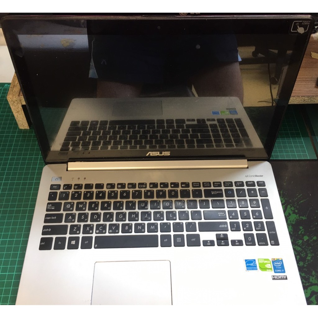 新莊林先生送修華碩S551L筆電A蓋跟螢幕轉軸斷裂，無法收合，經加以處理維修成功。