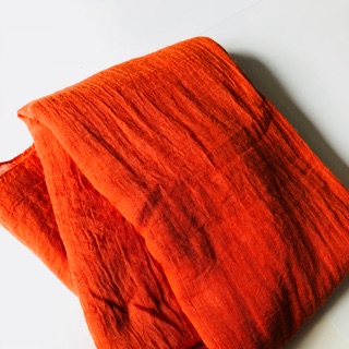 絲巾 圍巾 圍脖 圍脖子 素色絲巾 素色圍巾 橘紅色 橘紅色絲巾 橘紅色圍巾 單色 素色 造型 保暖 防曬披肩 披巾