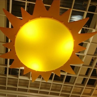 太陽造型吸頂燈（也可在牆壁上）
