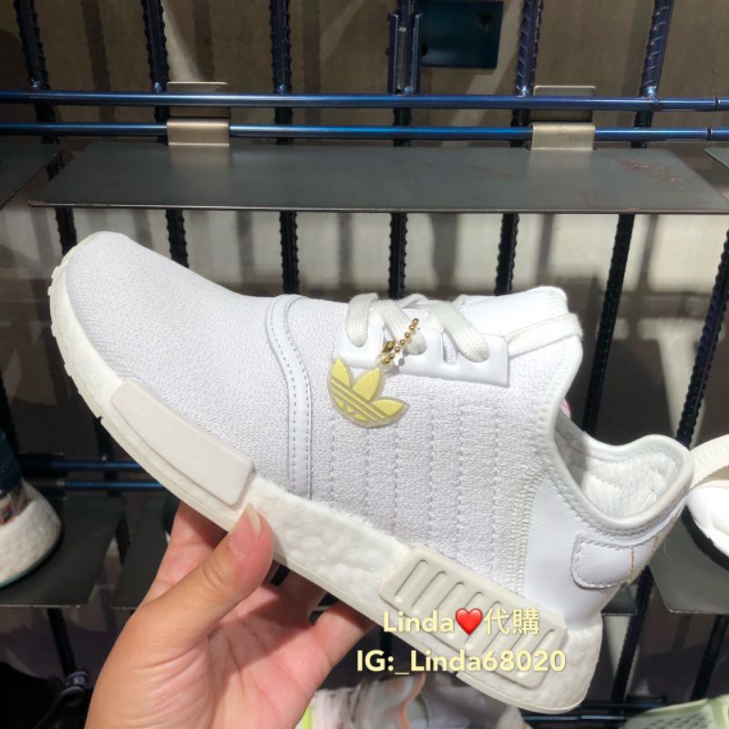 Linda❤️代購 ⚠️Adidas NMD R1 全白 白 白鞋 愛迪達 縫線 G58303 慢跑 吊飾 白金 金