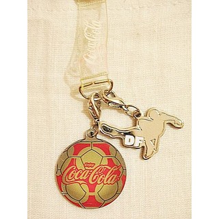 L皮.全新附袋裝(Coca Cola)可口可樂2006年足球賽紀念限量手機吊飾!---值得收藏 左-