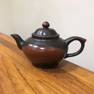 ［Chengyuan***]正港早期鶯歌壺♦️鶯歌製 黑泥 窯變 報春 小品壺容量：約120cc ｛落款：中國弘祥｝