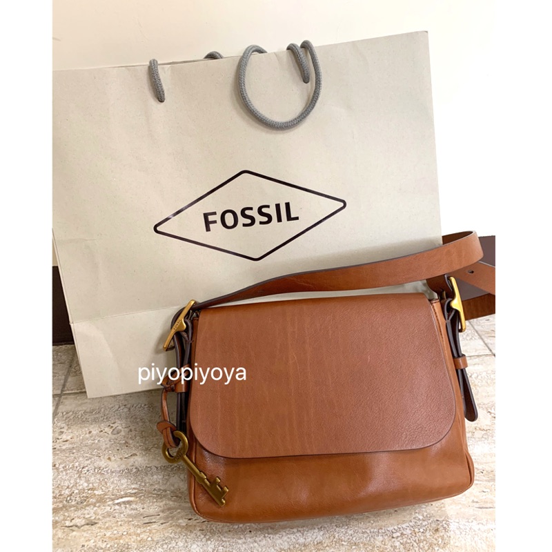 正貨  FOSSIL HARPER真皮馬鞍斜背包-咖啡色 代言款 fossil Harper 掀蓋拉鍊包