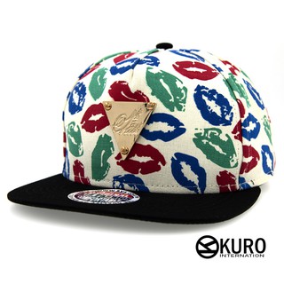 KURO-SHOP潮流新風格-米色嘴唇花色 黑帽沿 金色三角牌 棒球帽 板帽
