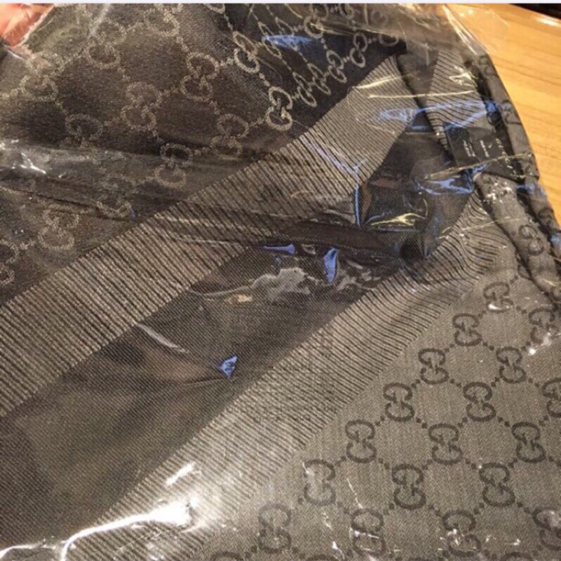 全新 Gucci GG Logo 緹花織紋 中灰色 深灰色圍巾  披肩 正方形 大方巾 義大利製 雙色有層次感