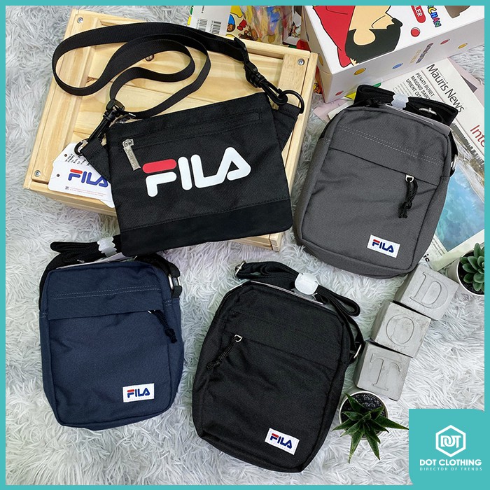 DOT 潮流小物 FILA LOGO 異材質 拼接 扁包 麂皮 小包 隨身包 側背包 黑 藍 灰 台灣公司貨