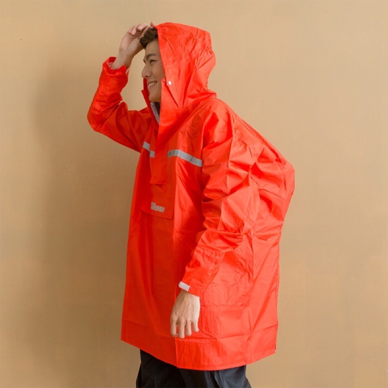 OUT奧德 蒙藏衫罩背包款-背包太空短版風雨衣(不含褲子)-紅色 後背包收納空間專利 彈性布袖口專利上衣單一尺寸 黑色