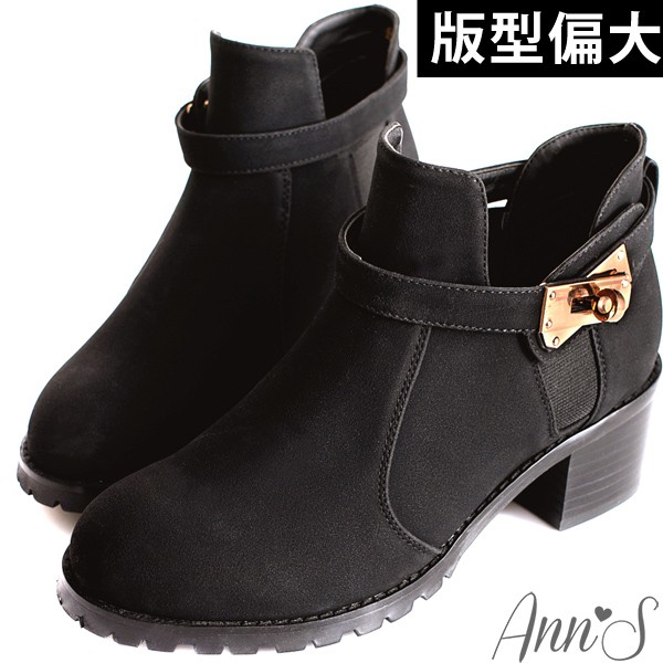 Ann’S時髦質感金色鎖釦粗跟短靴-黑