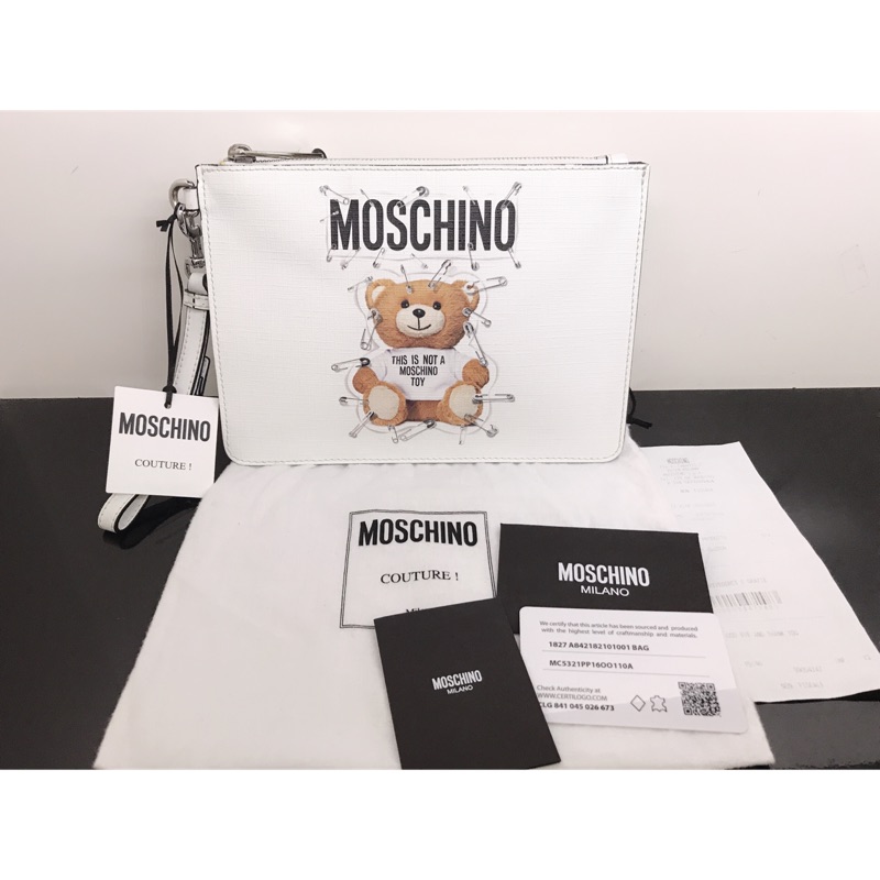 MOSCHINO PLAYBOY聯名款別針熊拉鍊手拿包