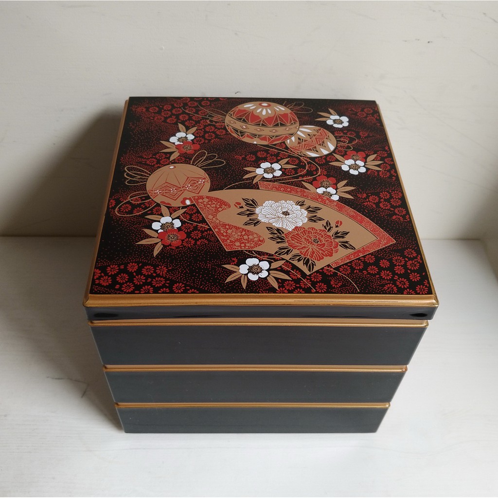 品質一番の 時代 丸型三段重箱 盆付き 梅蒔絵 天然木製 お弁当 山中 