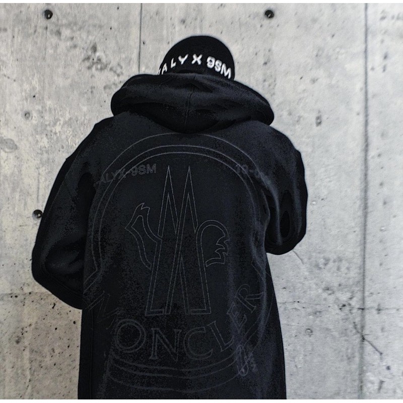 Moncler 限量聯名 ALYX 背後大Logo 、黑色男、女可穿連帽拉鏈外套。
