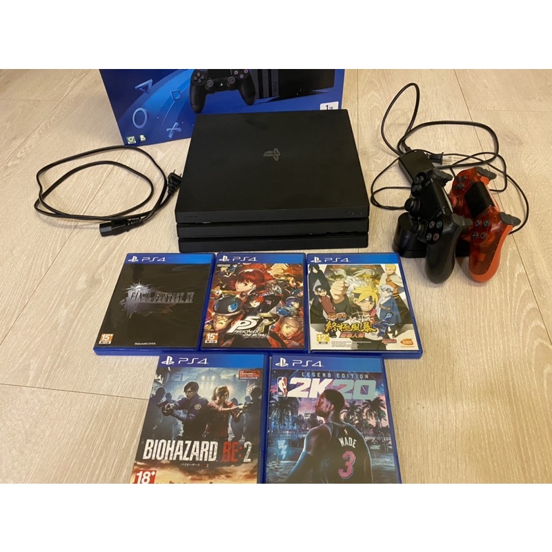 二手PS4 pro 1TB CUH-7017B，附上2隻手把，座充，5個遊戲片