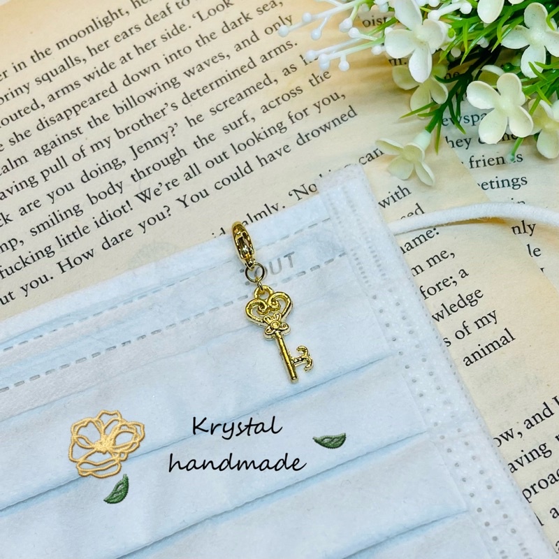 Krystal 手作飾品/金色鑰匙/口罩吊飾隨意扣/口罩的耳環