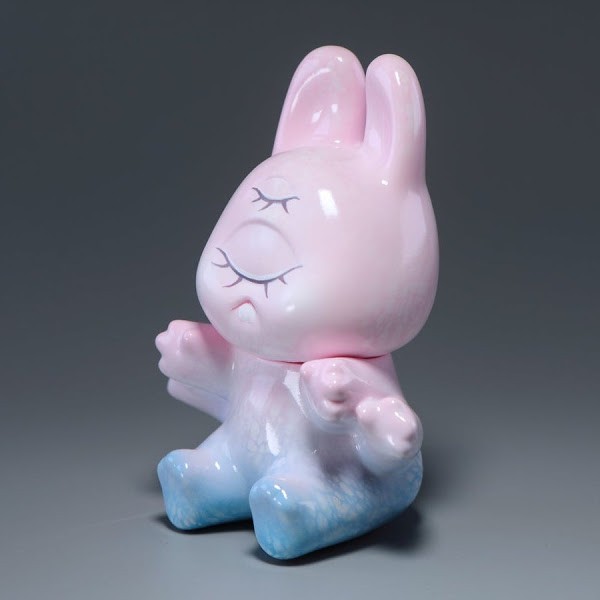【撒旦玩具 SatanToys】【只剩一隻】現貨 UNBOX ABAO 兔兔子 瓷漆粉藍 閉眼兔寶 設計師玩具 樹脂頭卡