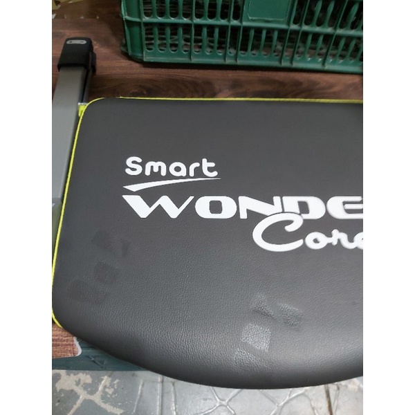 全能輕巧健身機 WONDER Core Smart 墊子上有些許小膠痕 不影響功能 反應在售價上 250塊