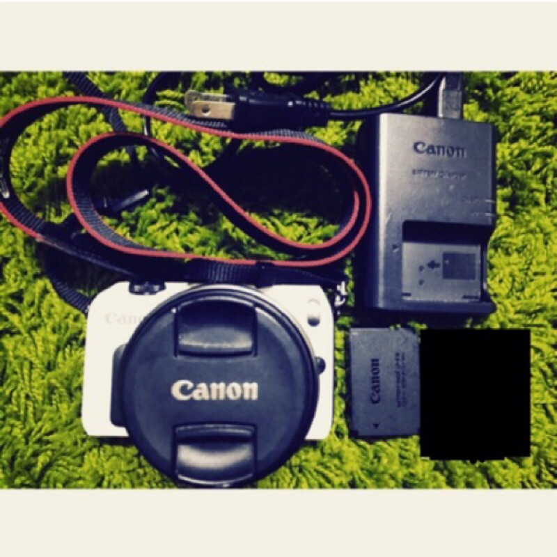 降價出清 二手 Canon Eos m 微單眼 觸控螢幕 機身+鏡頭+充電器+電池1顆+背帶 )