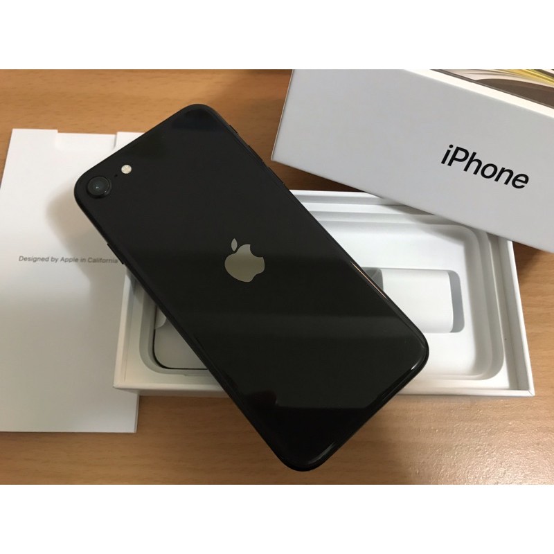 iPhone SE2 64G 黑，配件完整，耳機、豆腐頭都未使用過，要買要快！