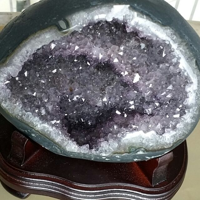 紫晶洞 清新淡雅的紫羅蘭色還有許多小黑點的共生礦應該是黑碧璽 總重量 2000公克 有底座