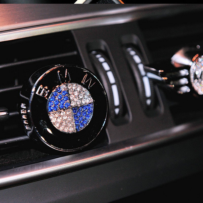 BMW 寶馬 汽車香水掛飾 3系 5系 X2 X3 GT i3 車載香水座 車標鑲鑽內飾香薰掛件 空調出風口掛式香水