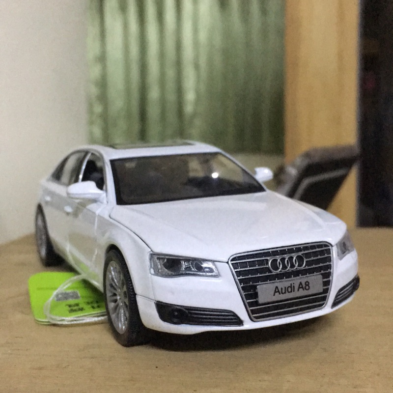 Audi A8 白色 迴力車 模型車 有聲音 有燈光 1:32