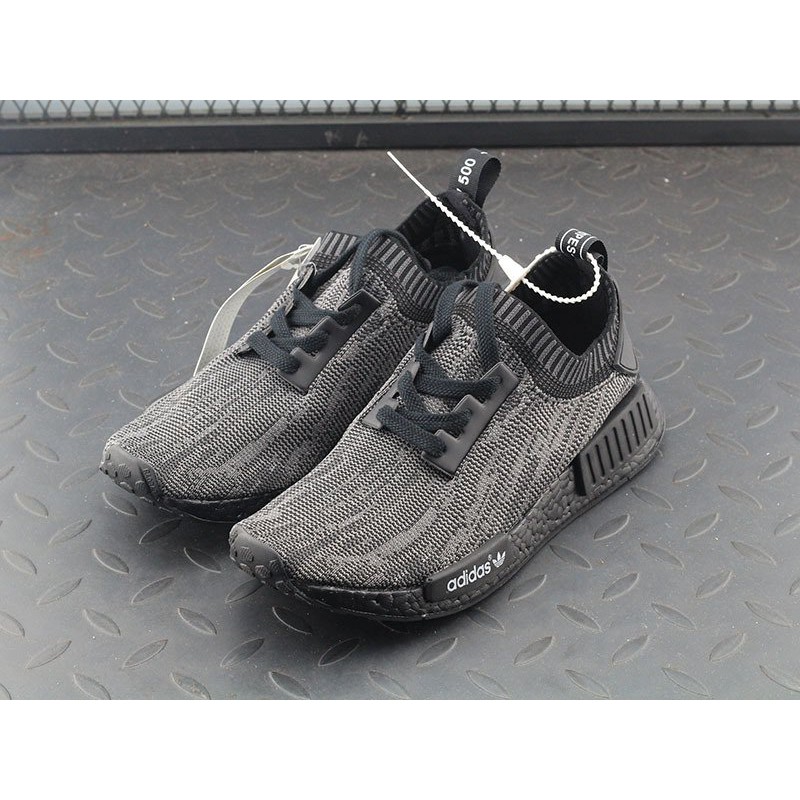 nmd r1 pitch black