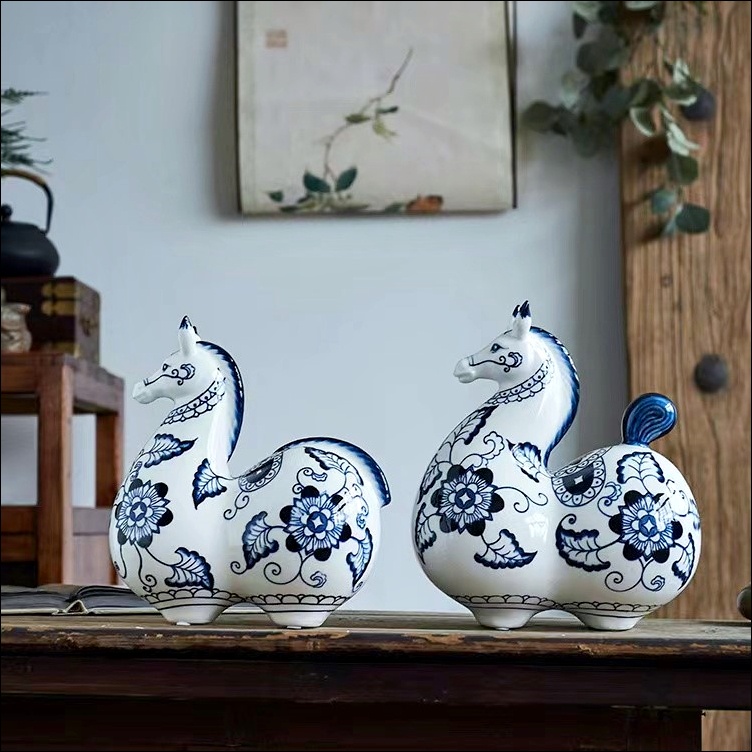 青花瓷仿古藍白色陶瓷裂紋馬擺飾一對 中國風可愛生肖馬擺件擺設裝飾品 一馬當先手工彩繪花卉馬送禮品