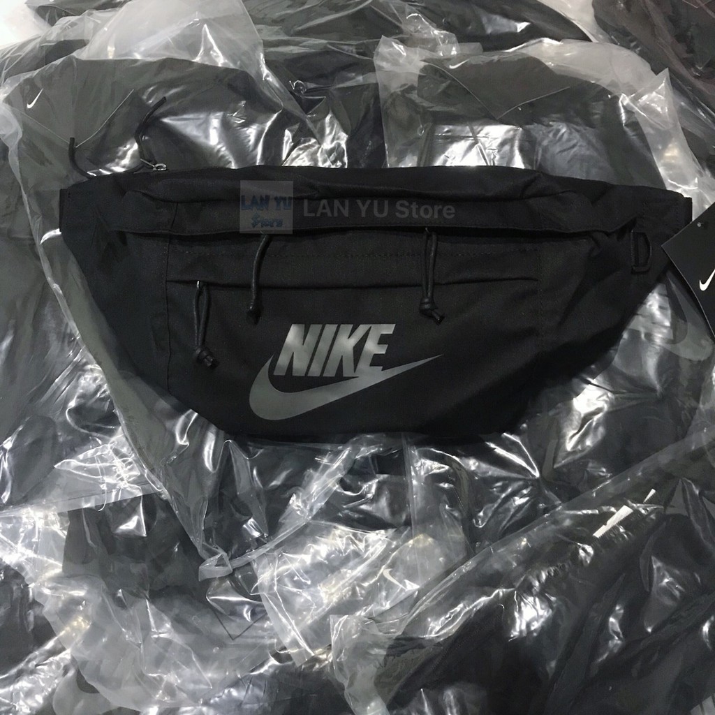 【LANYUStore】Nike Tech Hip Pack 腰包 BA5751-010 黑 灰LOGO 大容量 側背包