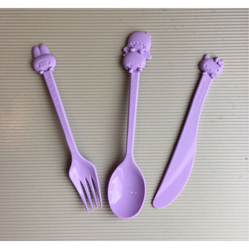 《彩虹小舖》長榮航空Hello Kitty造型塑膠刀叉匙組(粉紫)