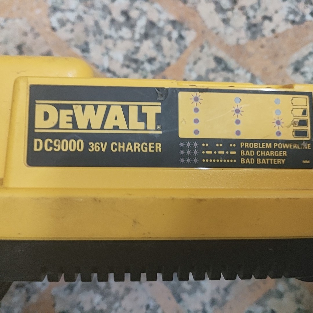 DEWALT 得偉 36V DC9000 鋰電充電器 二手好物