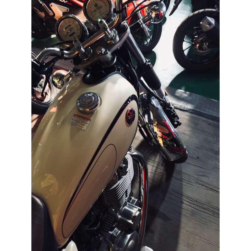 天美重車中古車 Yamaha Sr400 米白色二手復古單缸街車稀有顏色美又棒 蝦皮購物