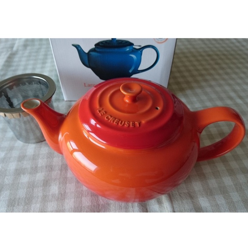 全新 Le Creuset 陶瓷茶壺 附不銹鋼濾茶器 1.3L 火焰橘 泡茶組 44 oz LC茶壺