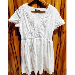 白色棉麻簍空刺繡短袖V領洋裝