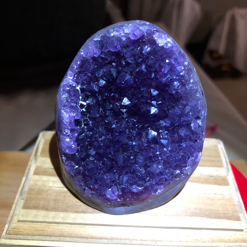 烏拉圭、ESP頂級紫水晶、細結晶滿天星、原皮原礦、背後帶意象細砂糖晶、晶體帶彩虹光閃亮亮