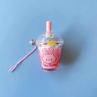 可愛兔子草莓飲料杯 樹酯吊飾 手機吊飾 飲料杯吊飾