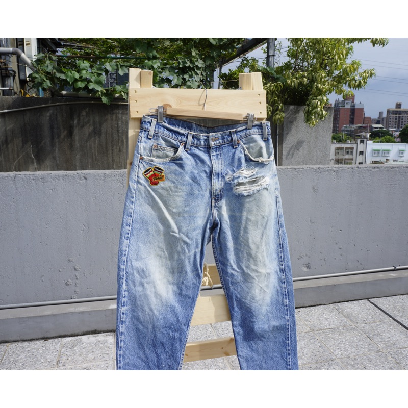 W34 錐型褲 550 橘標 破壞 縫補 Levi's 美國製 Levis 二手牛仔褲 徽章 自養刷紋 縮口牛仔褲