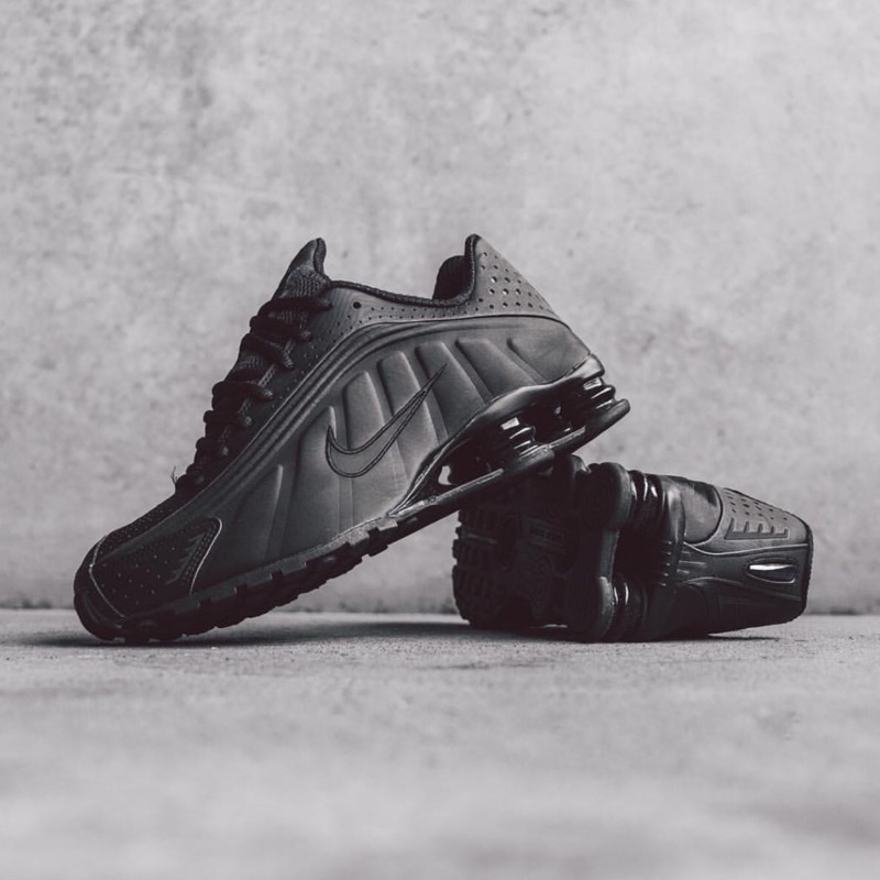 nike shox r4 triple black