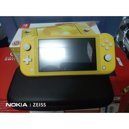 任天堂 Switch Lite 黃色《主機收納包+玻璃保護貼》