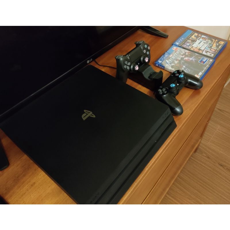 Sony PS4 pro 1Tb主機1搖桿2遊戲2充電座1