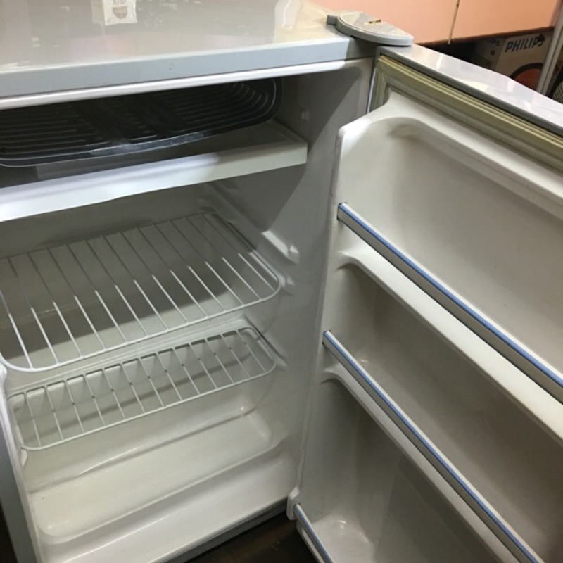 賣套房小家庭小冰箱🈶️冷凍庫，換冰箱才出售