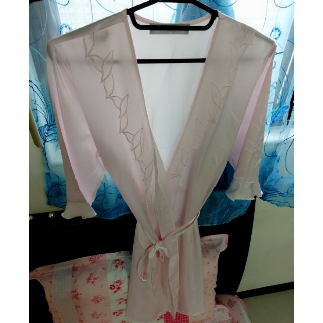 專櫃華歌爾wacoal粉色蕾絲刺繡緞面睡袍(保留中)