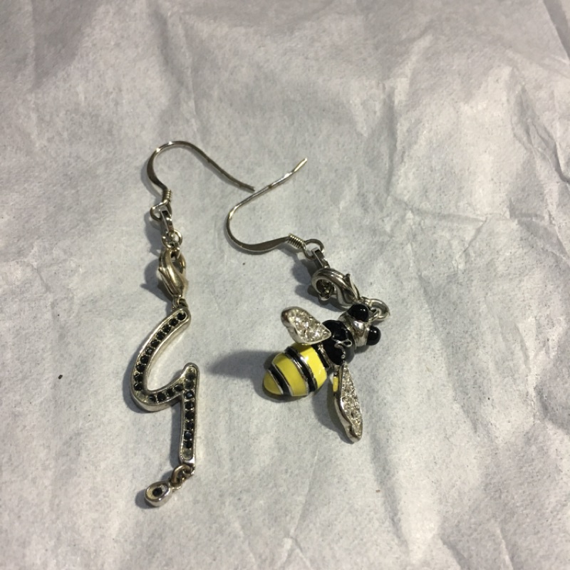 Agnes b 水鑽蜜蜂 logo吊飾 可拆925銀耳勾耳環