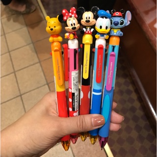 ［翹鬍子]日本 迪士尼樂園 限定 維尼 米妮 米奇 唐老鴨 史迪奇 三色筆 文具 筆 多色筆 原子筆